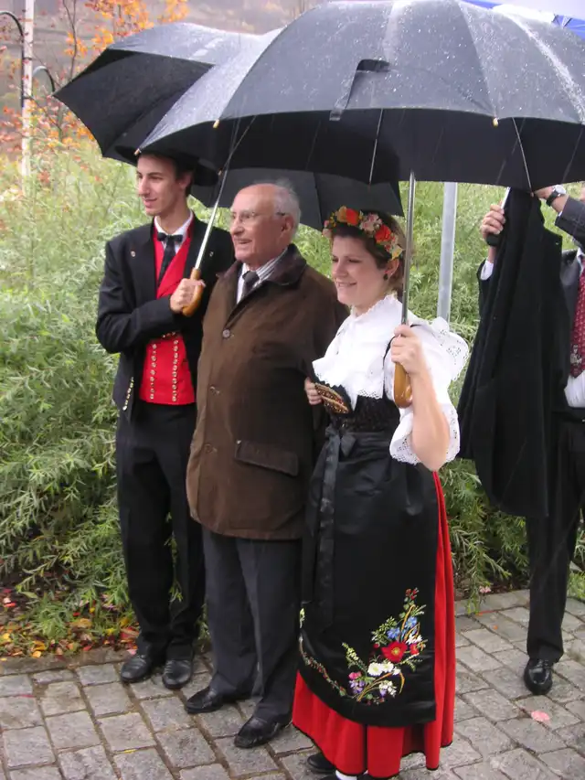 Jacques Leyat pose avec un couple d'alsaciens - Buhl est devenu son village d'adoption
