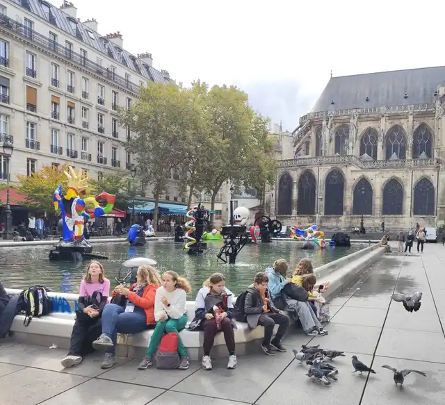 La fontaine Stravinsky avec les ouvres de Tinguely et Niki de Saint Phalle