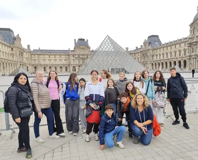 La pyramide du Louvre ( fermée pour cause de vol de bijoux)