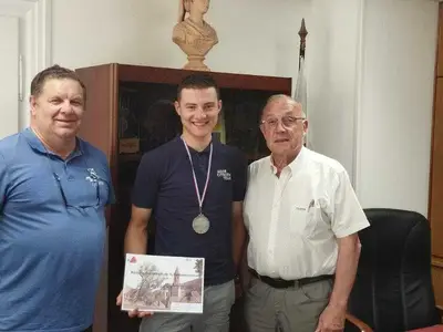 Remise de la médaille communale à Pierre Gautherat