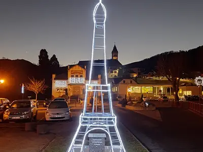 REMISE EN ETAT DE LA TOUR EIFFEL PLACE DU MARCHE