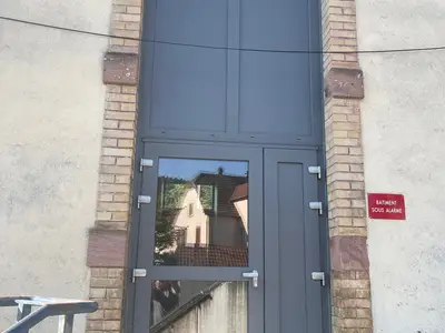 MISE EN PLACE NOUVELLE PORTE LATéRALE DU CERCLE SEPTEMBRE