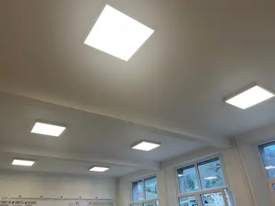 Ecole Koechlin salle 4 : réfection peinture murs et plafond + pose de nouveaux luminaires LED mars