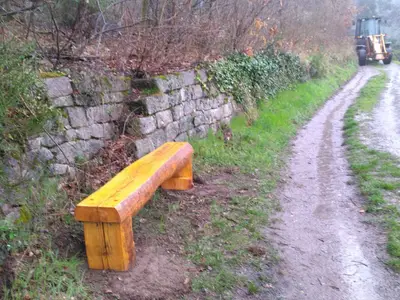 POSE D'UN BANC DANS LE VIGNOBLE PRES DU RESERVOIR MARS