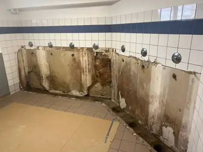 Travaux de réfection des WC garçons école Koechlin juillet