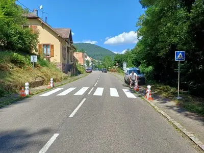 Implantation d'un nouveau passage piéton + mise en place des panneaux rétrécissement de chausée Zone 30 à l'heure ( début et fin ) TRAVAUX DIVERS JUILLET