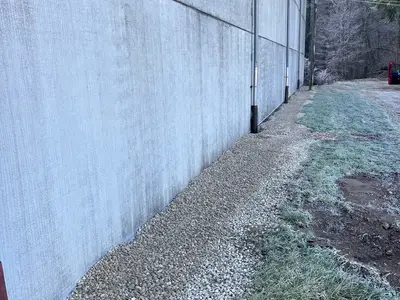 Etanchéité mur Sevylor stade mise en place du lit drainant avec le geotextile et les galets -Janvier