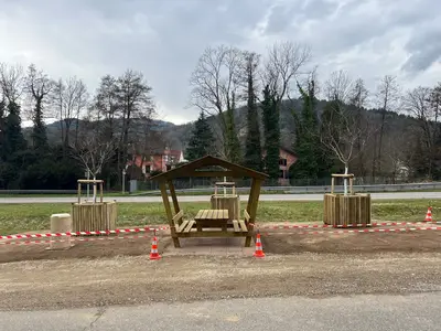 Aménagements places du cordonnier et tour Eifel autour des arbres mars