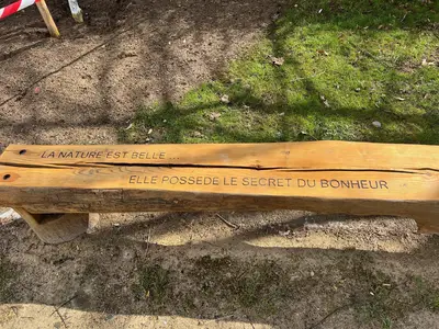 Mise en place d'un banc fabriqué en régie sur placette pétanque rue de l'école-mars