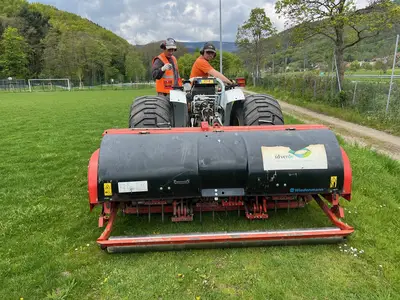 Travaux de décompactage et regarnissage semence gazon du terrain de football