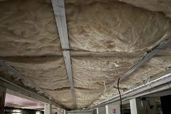 L'isolation posée, les plaques coupe feu fixées au plafond -février mars